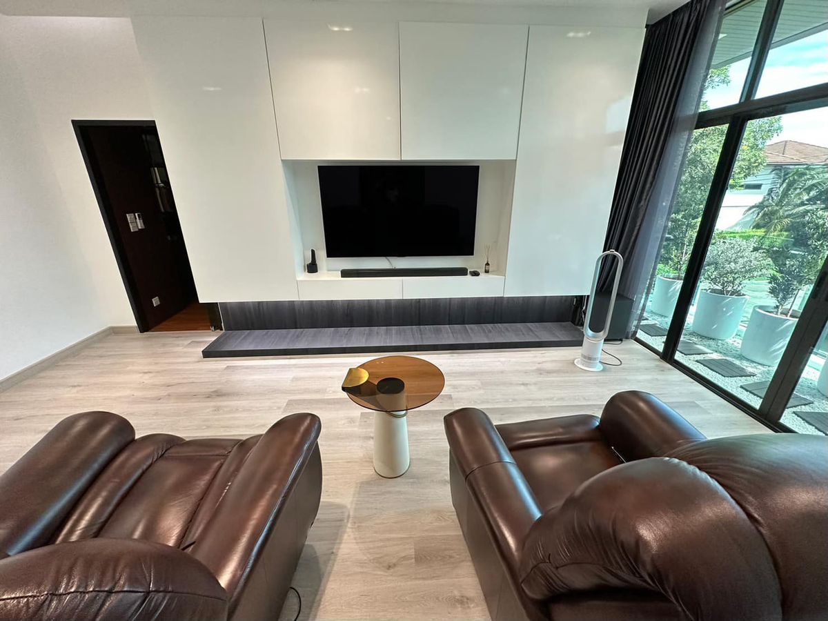 For SaleHousePattanakan, Srinakarin : Detached corner house close to garden on Krungthep Kreetha Road., Soi 7 : Fully Renovated