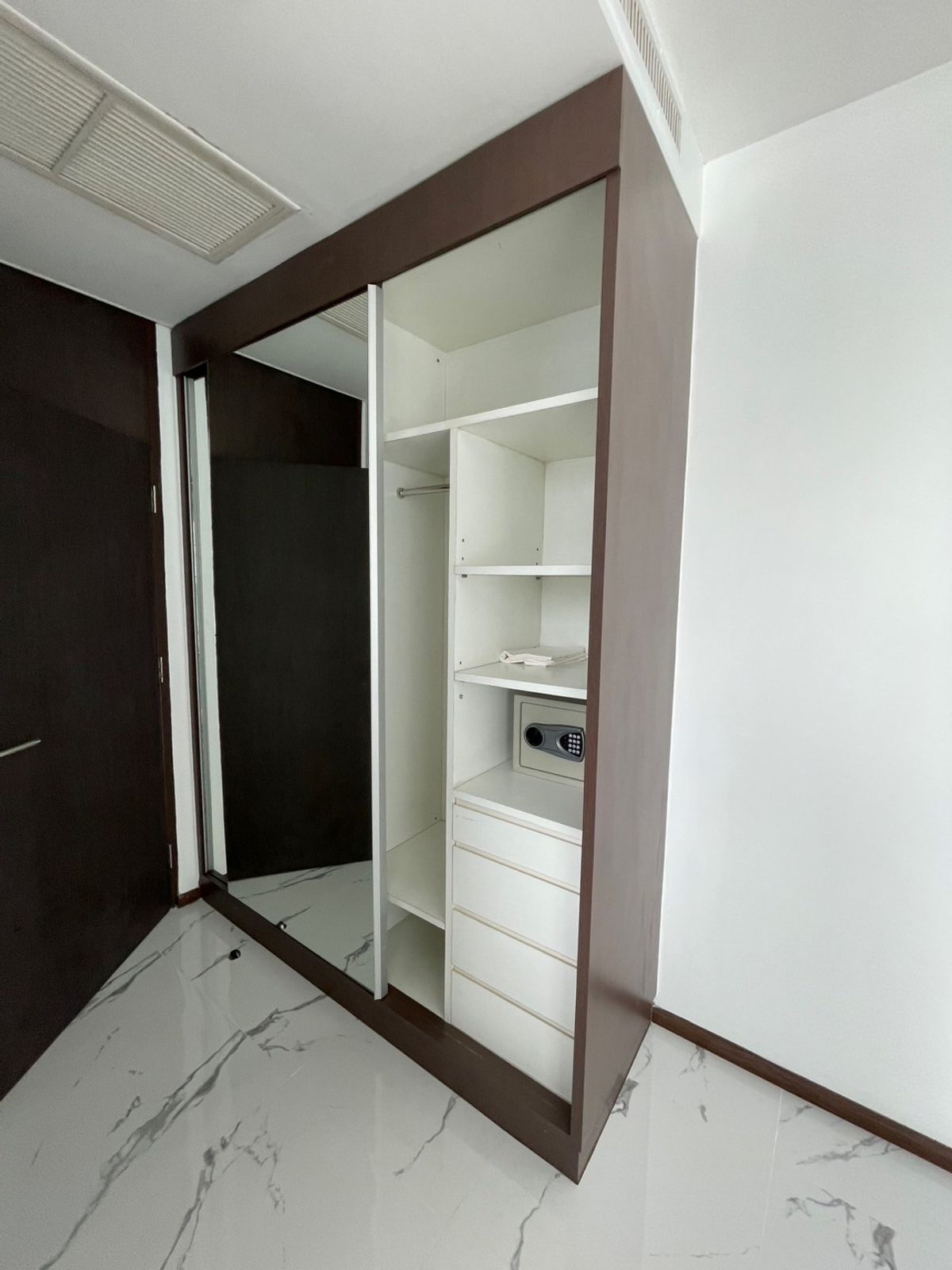 ขายคอนโดสุขุมวิท อโศก ทองหล่อ : ขายคอนโด Noble Remix 1 ห้องนอน 50 ตร.ม. (S03-2100(S))