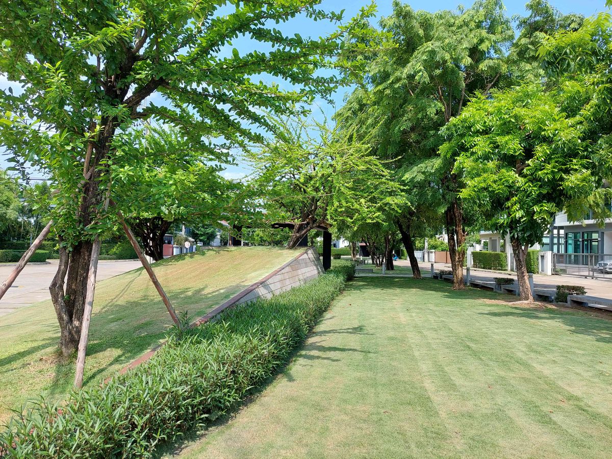 For SaleHousePattanakan, Srinakarin : Detached corner house close to garden on Krungthep Kreetha Road., Soi 7 : Fully Renovated