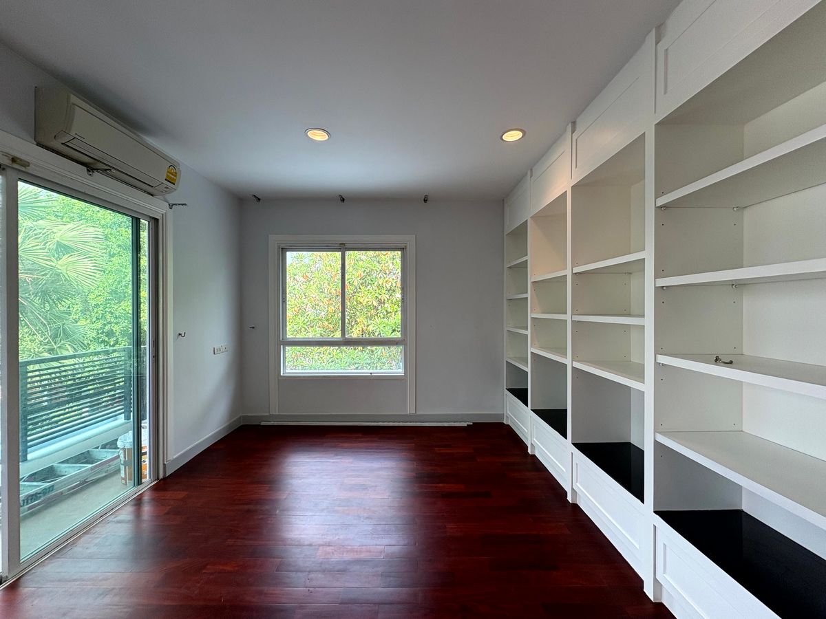 HousePattanakan, Srinakarin : For Sale & Rent: Luxury Single House, Next to Wellington International School, Krungthep Kreetha Road