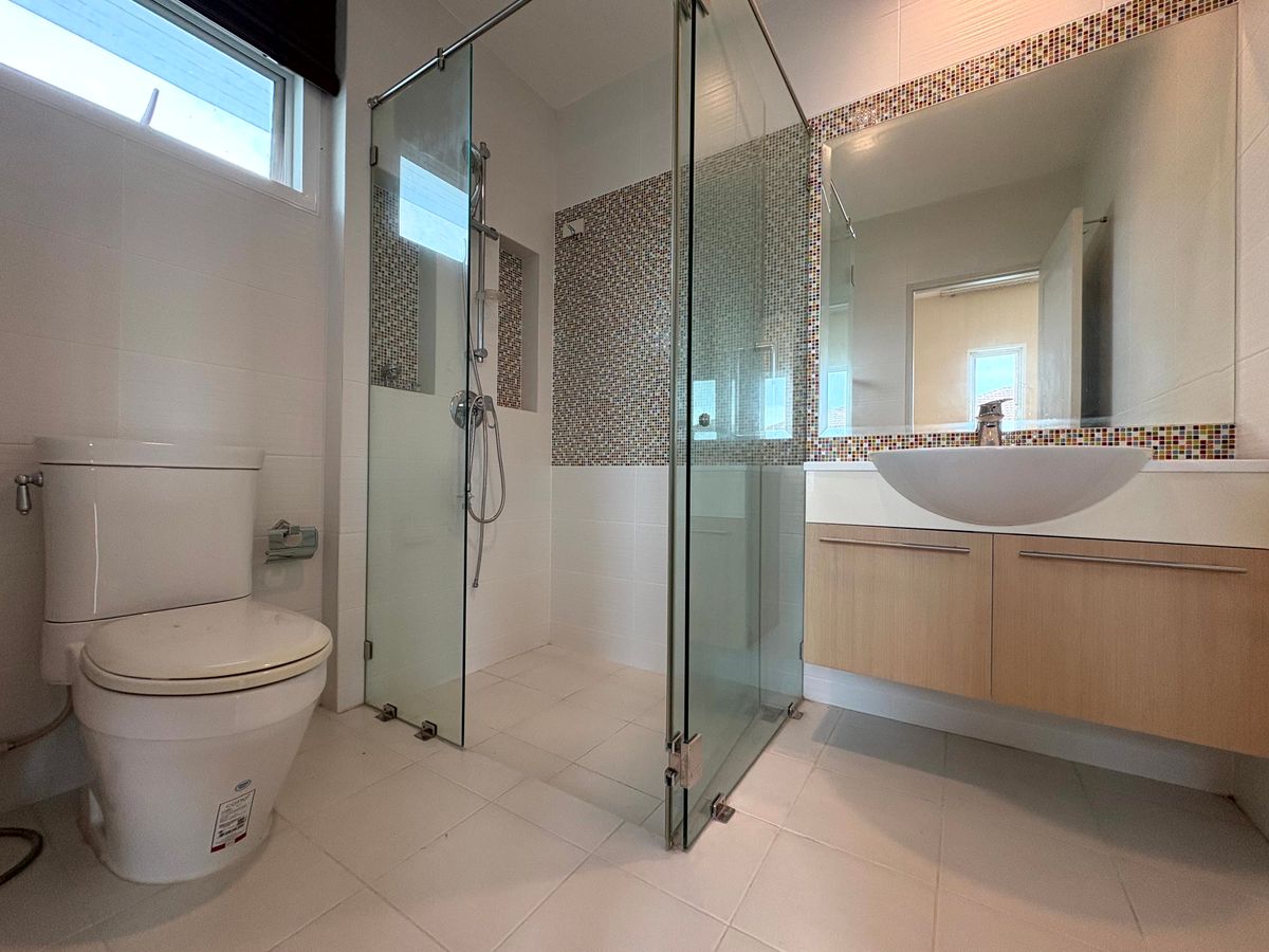 HousePattanakan, Srinakarin : For Sale & Rent: Luxury Single House, Next to Wellington International School, Krungthep Kreetha Road