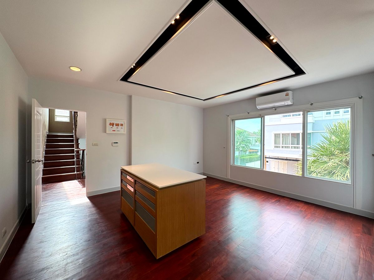 HousePattanakan, Srinakarin : For Sale & Rent: Luxury Single House, Next to Wellington International School, Krungthep Kreetha Road