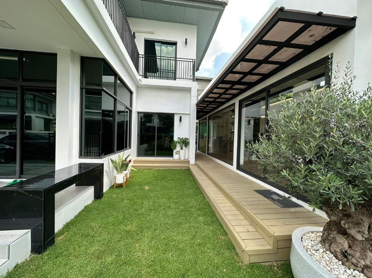 For SaleHousePattanakan, Srinakarin : Detached corner house close to garden on Krungthep Kreetha Road., Soi 7 : Fully Renovated