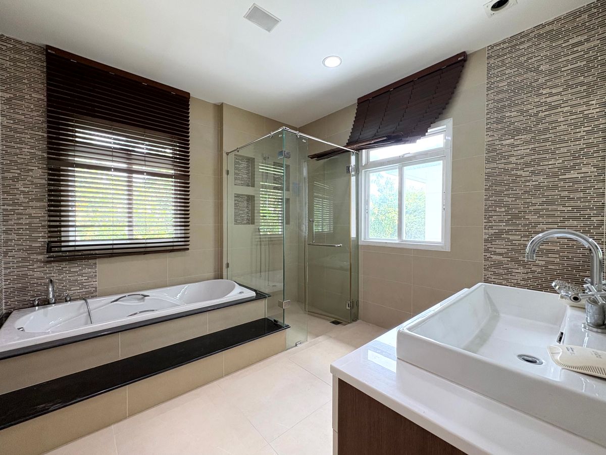 HousePattanakan, Srinakarin : For Sale & Rent: Luxury Single House, Next to Wellington International School, Krungthep Kreetha Road