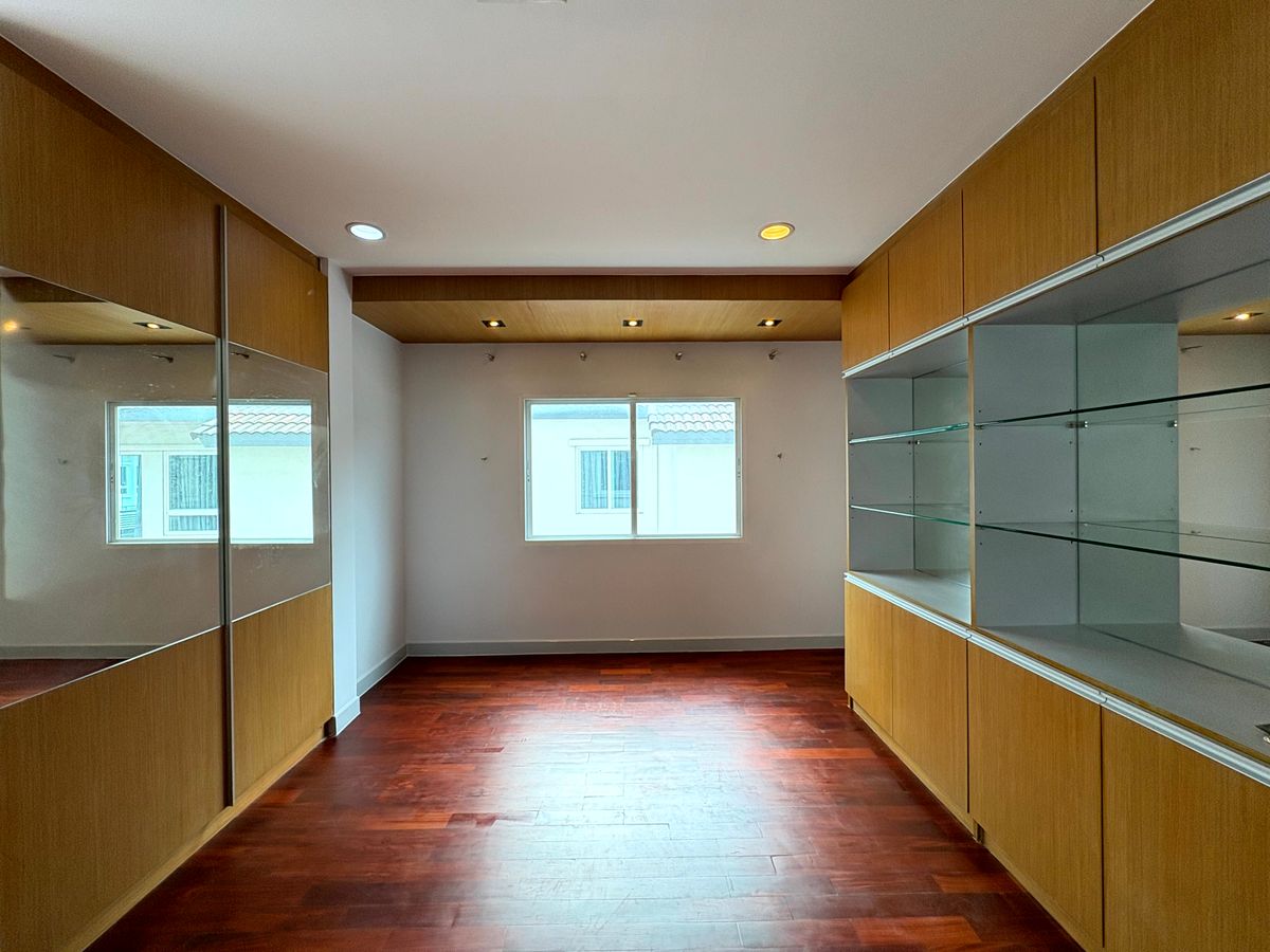 HousePattanakan, Srinakarin : For Sale & Rent: Luxury Single House, Next to Wellington International School, Krungthep Kreetha Road