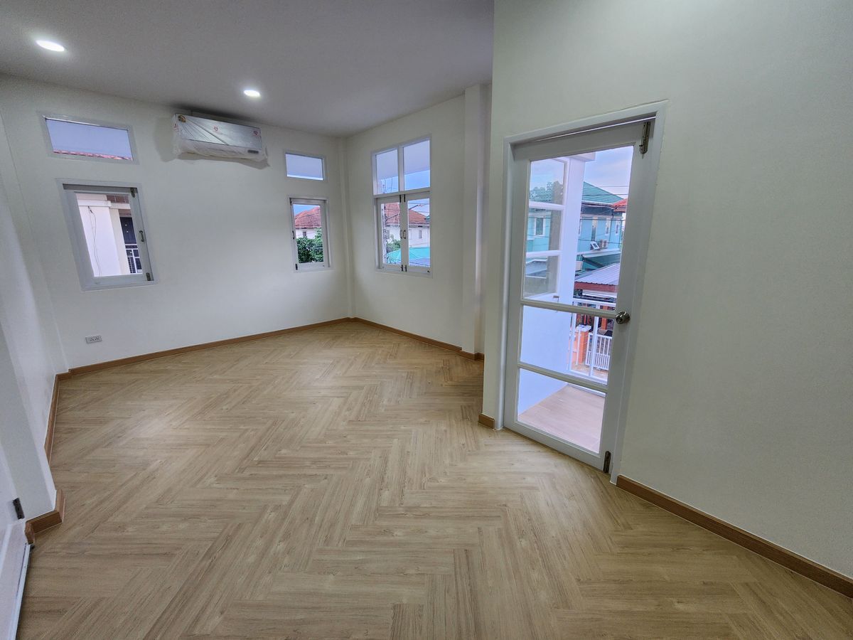 For SaleHousePathum Thani,Rangsit, Thammasat : Single house, 4 bedrooms, large gardens, airy, new, very nice to live in Rangsit Khlong Song in the middle of the community. Near the Future Park Rangsit 8 minutes to BTS Count