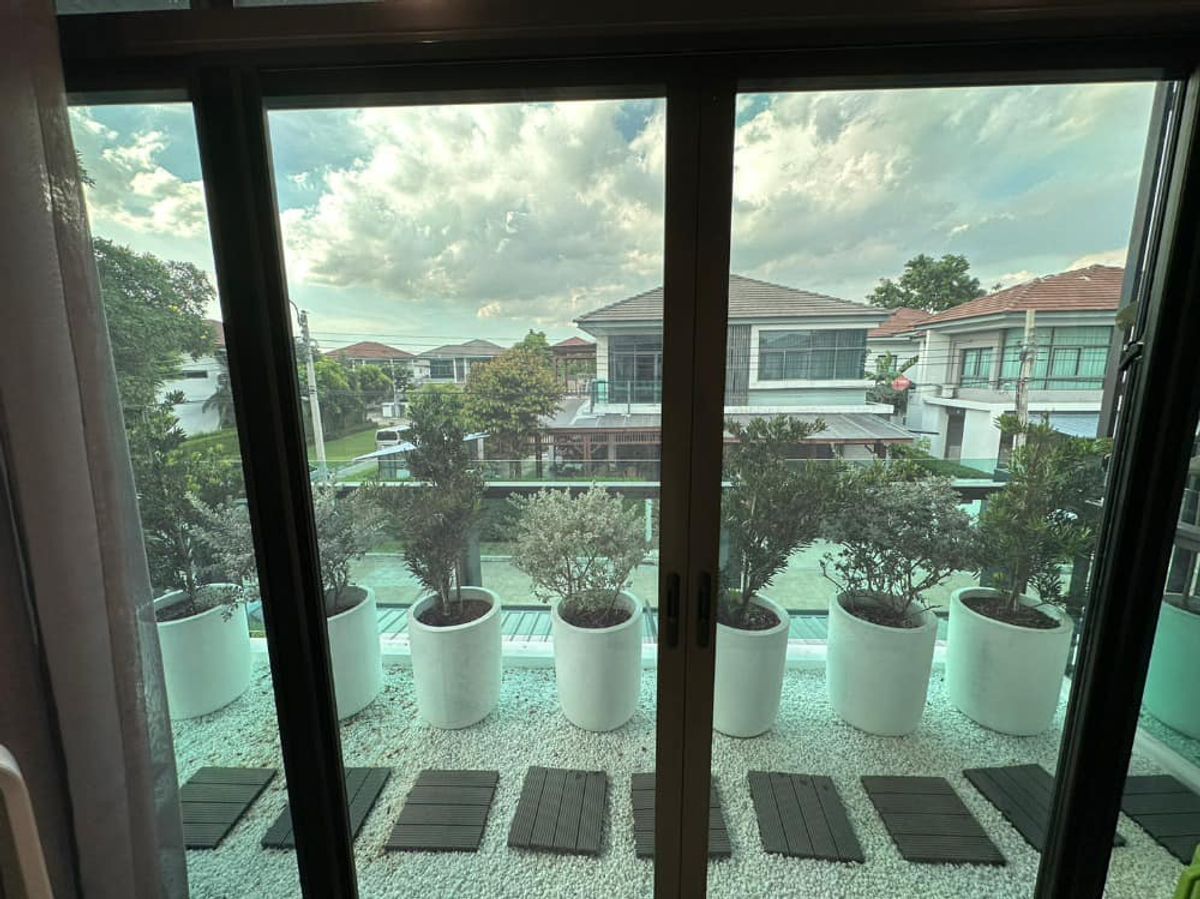 For SaleHousePattanakan, Srinakarin : Detached corner house close to garden on Krungthep Kreetha Road., Soi 7 : Fully Renovated