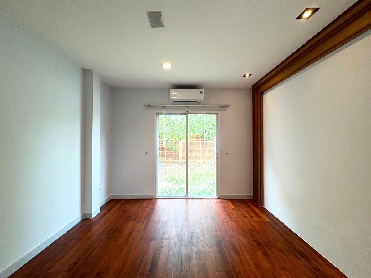 HousePattanakan, Srinakarin : For Sale & Rent: Luxury Single House, Next to Wellington International School, Krungthep Kreetha Road