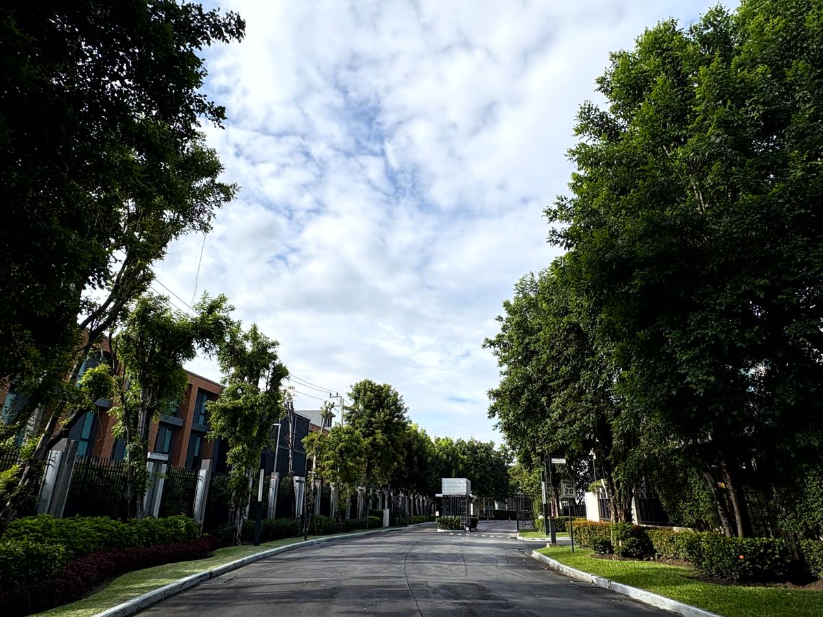 HousePattanakan, Srinakarin : For Sale & Rent: Luxury Single House, Next to Wellington International School, Krungthep Kreetha Road