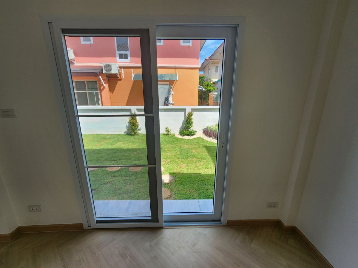 For SaleHousePathum Thani,Rangsit, Thammasat : Single house, 4 bedrooms, large gardens, airy, new, very nice to live in Rangsit Khlong Song in the middle of the community. Near the Future Park Rangsit 8 minutes to BTS Count