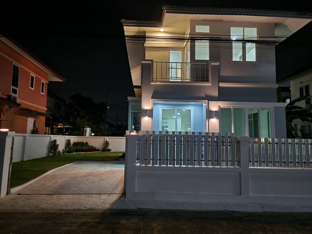 For SaleHousePathum Thani,Rangsit, Thammasat : Single house, 4 bedrooms, large gardens, airy, new, very nice to live in Rangsit Khlong Song in the middle of the community. Near the Future Park Rangsit 8 minutes to BTS Count