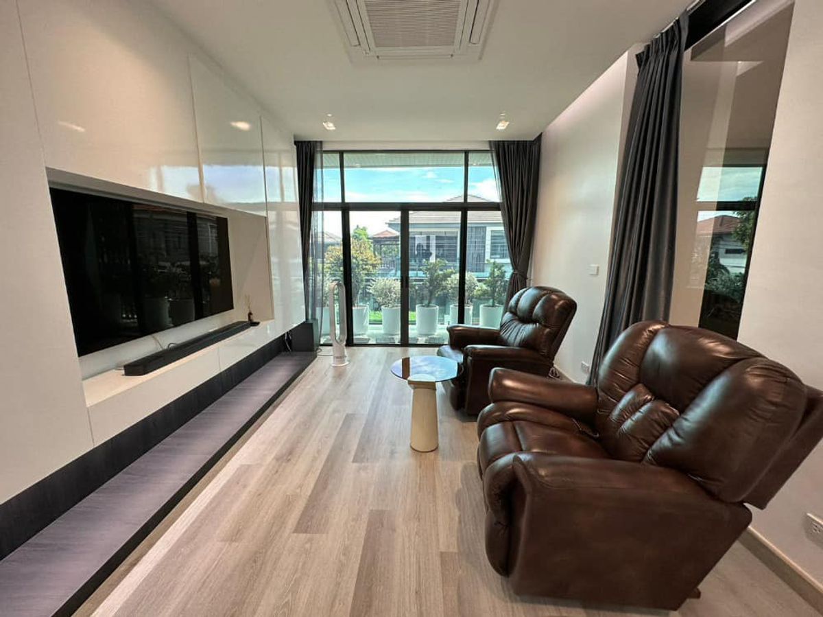 For SaleHousePattanakan, Srinakarin : Detached corner house close to garden on Krungthep Kreetha Road., Soi 7 : Fully Renovated