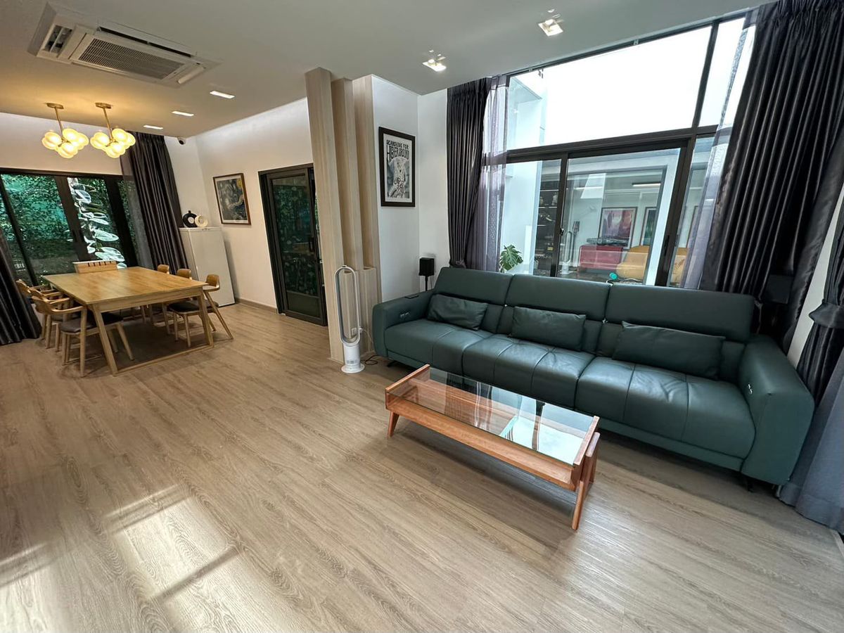 For SaleHousePattanakan, Srinakarin : Detached corner house close to garden on Krungthep Kreetha Road., Soi 7 : Fully Renovated