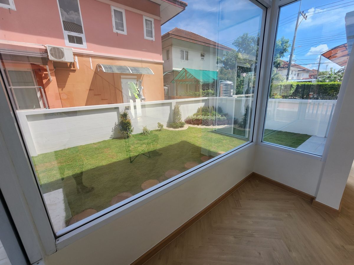 For SaleHousePathum Thani,Rangsit, Thammasat : Single house, 4 bedrooms, large gardens, airy, new, very nice to live in Rangsit Khlong Song in the middle of the community. Near the Future Park Rangsit 8 minutes to BTS Count