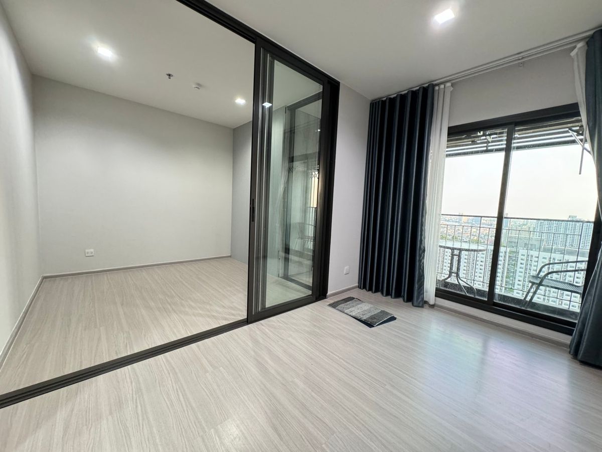 For SaleCondoThaphra, Talat Phlu, Wutthakat : Selling Life Sathorn Sierra. The room is very beautiful. The view is beautiful and open. 4.1 million only. Can inquire.