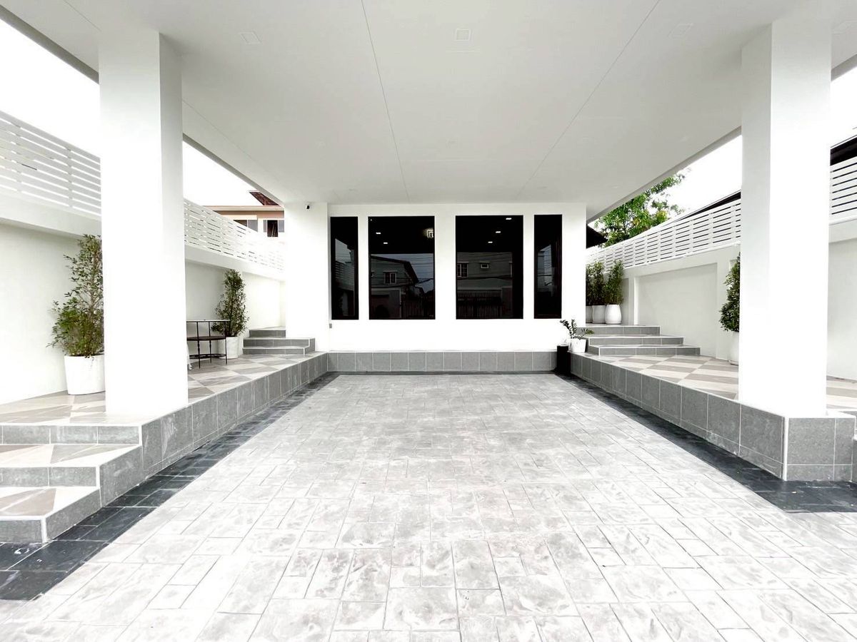 TownhomePattanakan, Srinakarin : Sell/rent 3 -story townhome near Laem Thong athletes New renovated house (N.1874)