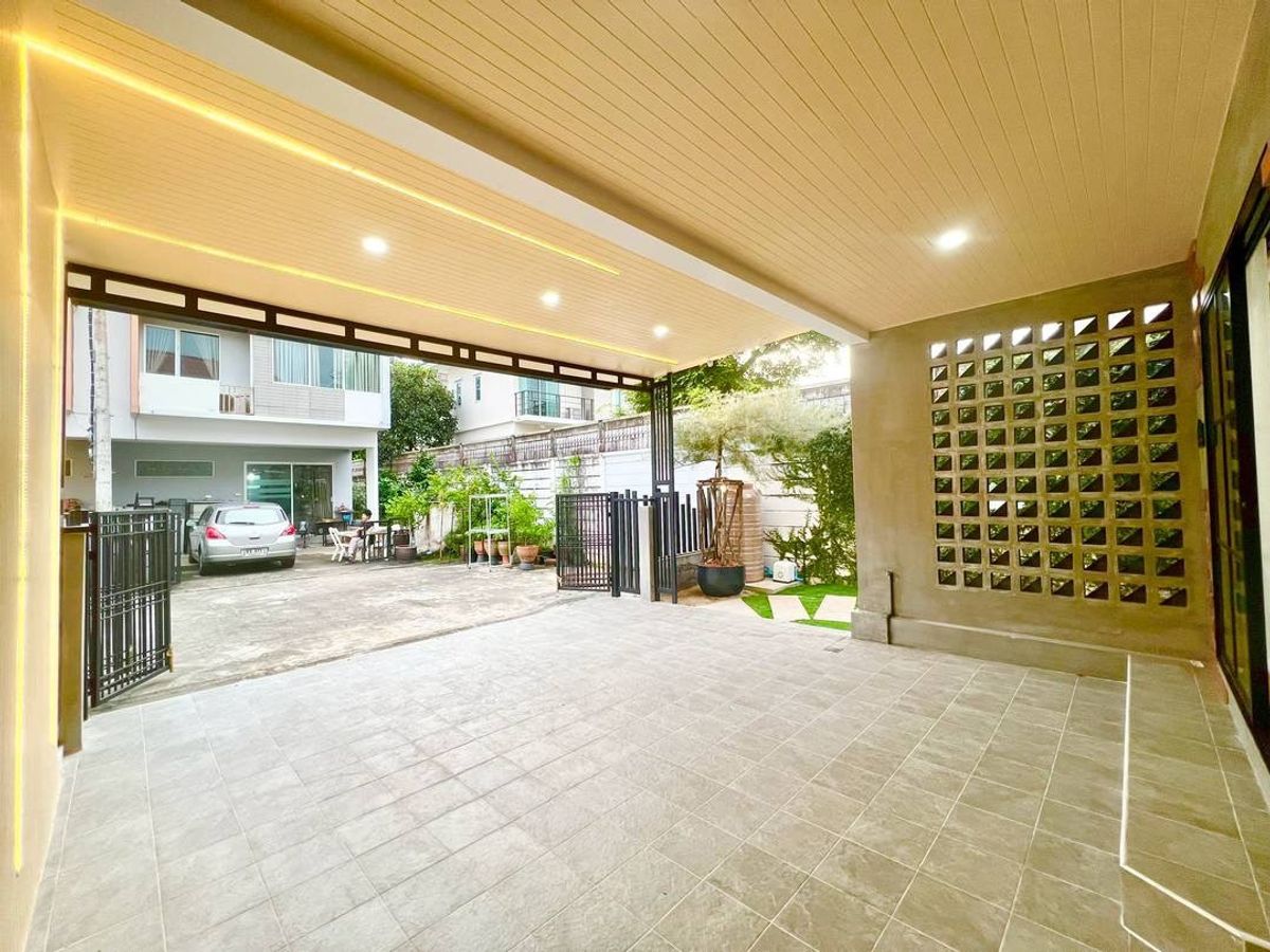 For SaleTownhomePathum Thani,Rangsit, Thammasat : House for sale, 2 -story townhome, The Trust Town, Ring Road - Luk Kali Liab Khlong Hok, area 27.8 square wah, 3 bedrooms, Bueng Kham Phrui Subdistrict, Lam Luk Ka District, Pathum Thani Province