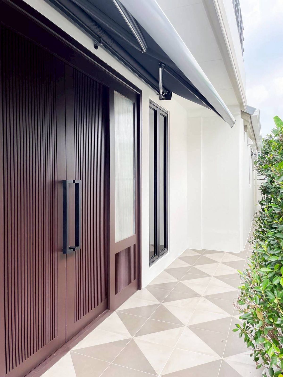 TownhomePattanakan, Srinakarin : Sell/rent 3 -story townhome near Laem Thong athletes New renovated house (N.1874)