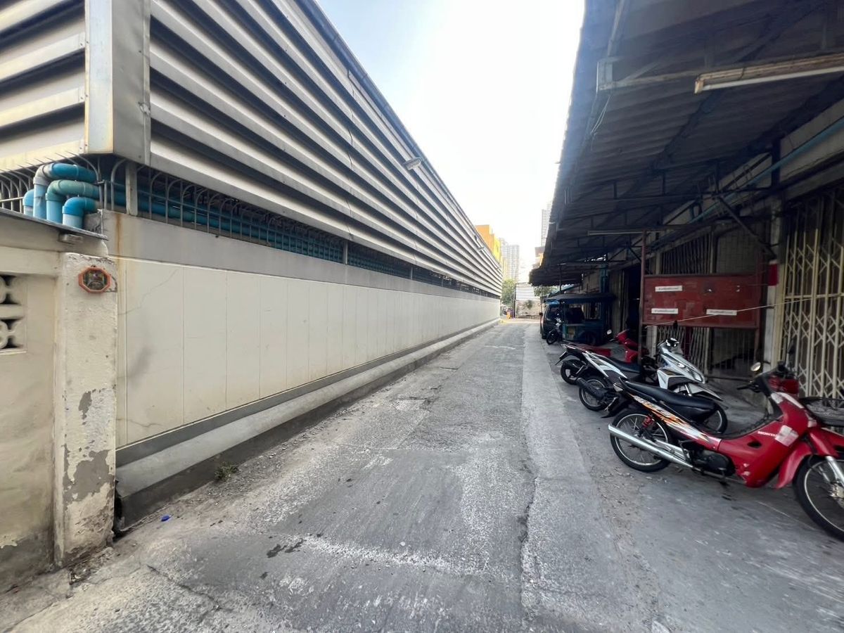 For SaleWarehouseRama9, Petchburi, RCA : Land for sale with the warehouse roof on the area of ​​308 sq.w. (can invest, rent or continue business), make an appointment, contact 094-641-5974