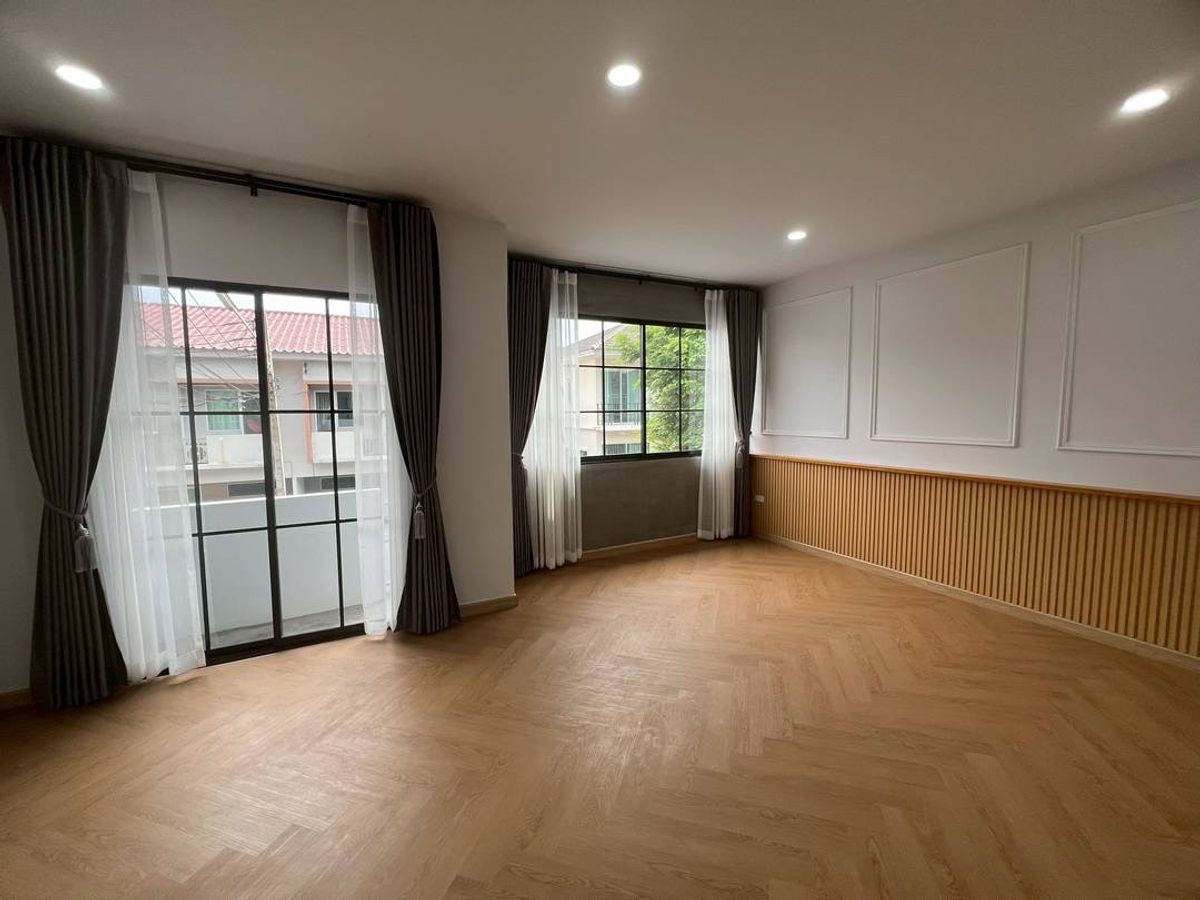 For SaleTownhomePathum Thani,Rangsit, Thammasat : House for sale, 2 -story townhome, The Trust Town, Ring Road - Luk Kali Liab Khlong Hok, area 27.8 square wah, 3 bedrooms, Bueng Kham Phrui Subdistrict, Lam Luk Ka District, Pathum Thani Province