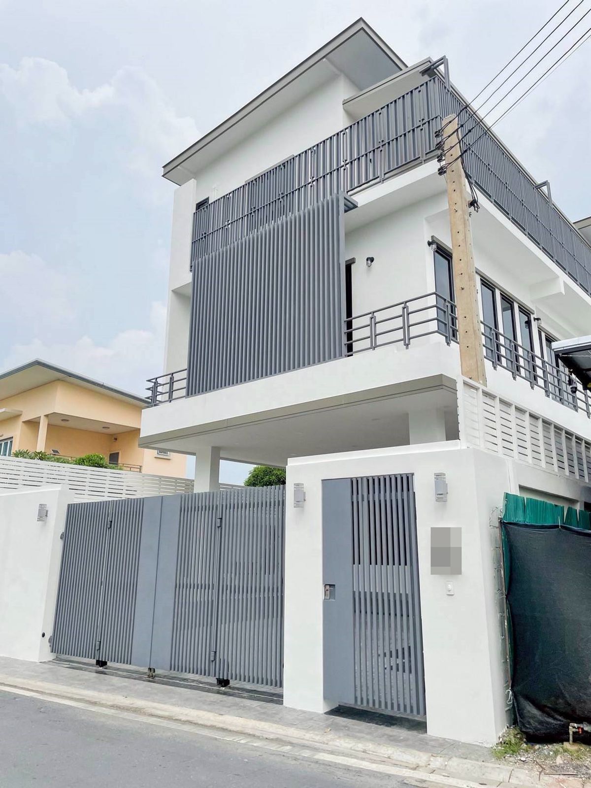 TownhomePattanakan, Srinakarin : Sell/rent 3 -story townhome near Laem Thong athletes New renovated house (N.1874)
