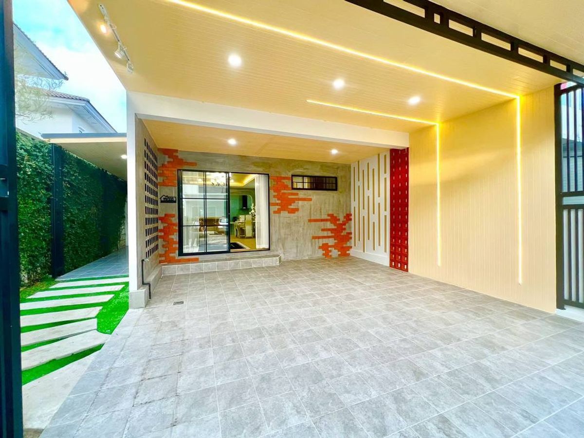 For SaleTownhomePathum Thani,Rangsit, Thammasat : House for sale, 2 -story townhome, The Trust Town, Ring Road - Luk Kali Liab Khlong Hok, area 27.8 square wah, 3 bedrooms, Bueng Kham Phrui Subdistrict, Lam Luk Ka District, Pathum Thani Province