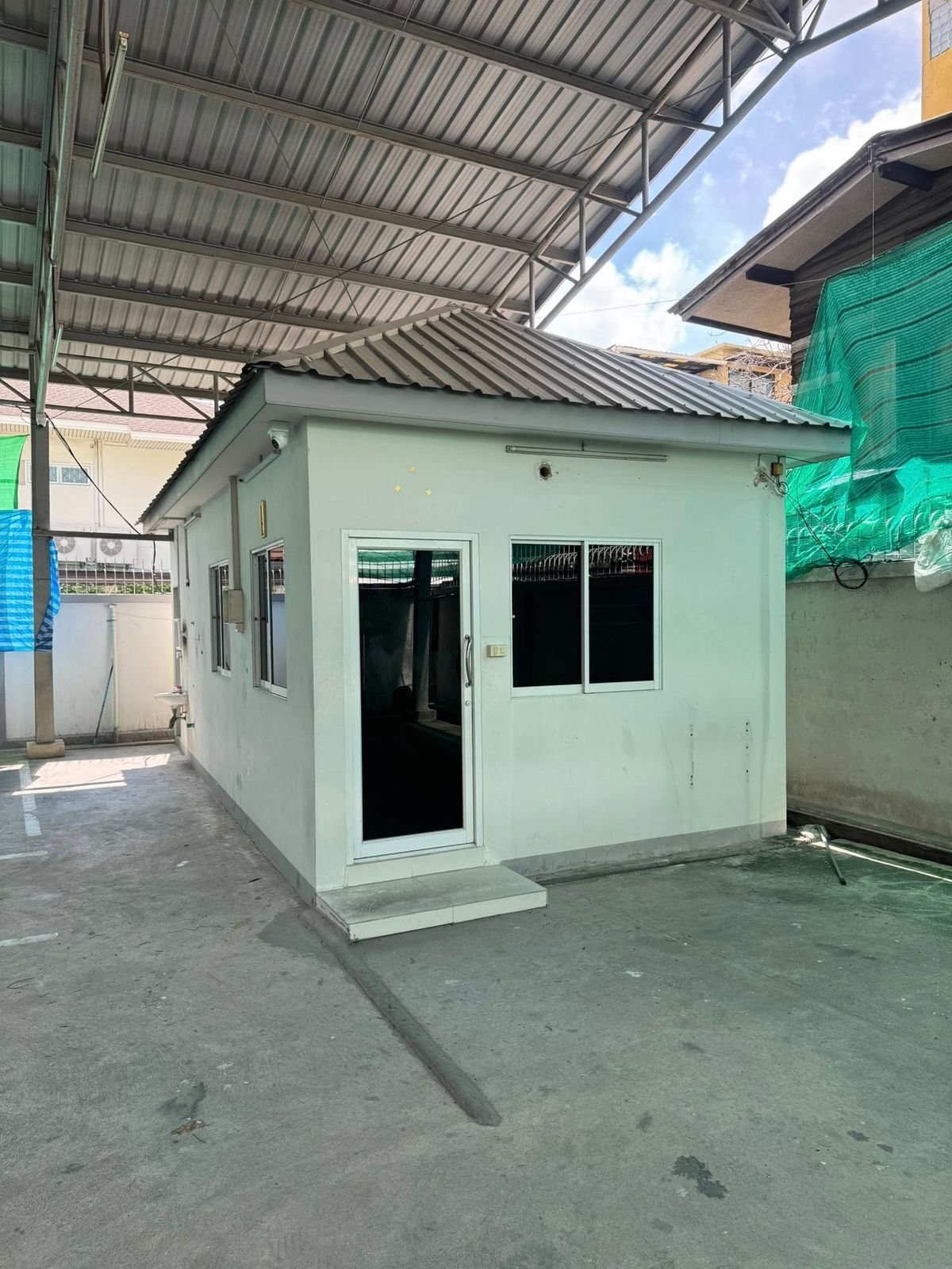 For SaleWarehouseRama9, Petchburi, RCA : Land for sale with the warehouse roof on the area of ​​308 sq.w. (can invest, rent or continue business), make an appointment, contact 094-641-5974