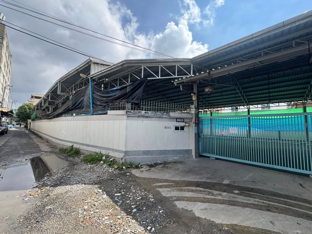 For SaleWarehouseRama9, Petchburi, RCA : Land for sale with the warehouse roof on the area of ​​308 sq.w. (can invest, rent or continue business), make an appointment, contact 094-641-5974