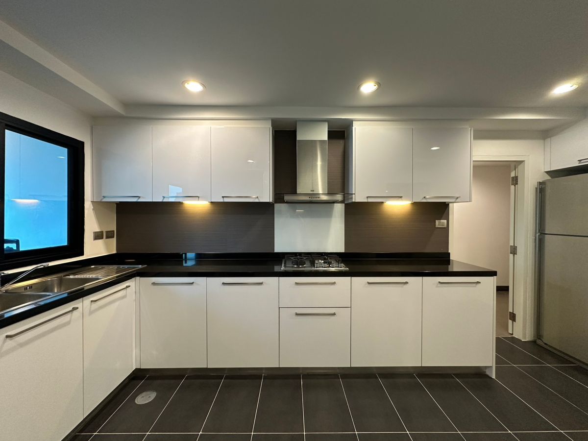 ให้เช่าคอนโดสุขุมวิท อโศก ทองหล่อ : Family unit in Thonglor for rent!✨ 3+1 bedroom fully furnished 285 sq.m near BTS Thonglor Tel.086-369-2224