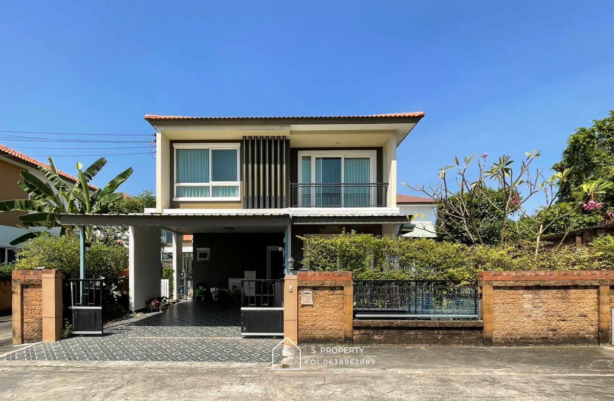 HousePattanakan, Srinakarin : Selling/rental Golden Village On Nut 65 after the corner 61 sq.whi, there is a bedroom and office on the ground floor. The front of the house does not collide.