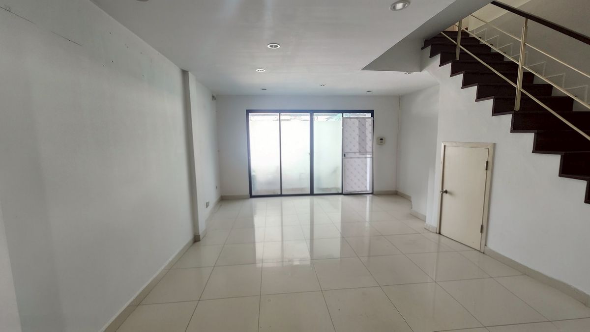 ทาวน์โฮมนวมินทร์ รามอินทรา : ขาย/ให้เช่า โฮมออฟฟิศเสนาทาวน์ นวมินทร์ 3 ชั้น ขนาด 23.6 ตร.ว.