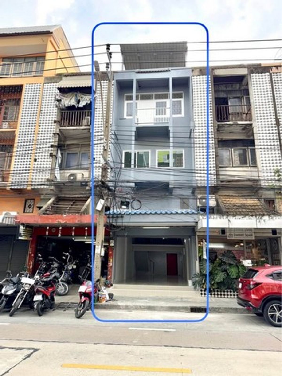 ให้เช่าทาวน์โฮมรัชดา ห้วยขวาง : HR2901ให้เช่าตึกแถว 3.5 ชั้น ใกล้สี่แยกเหม่งจ๋าย  พร้อมอยู่  ริมถนน เดินทางสะดวก เหมาะกับเช่าเปิดร้าน ทำธุรกิจ หรืออยู่อาศัย 