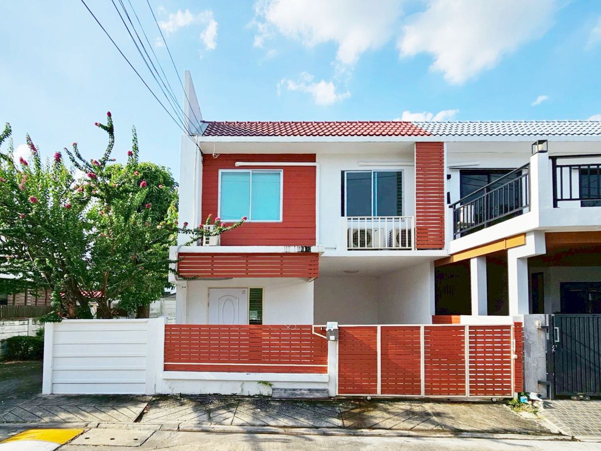For RentTownhomeKaset Nawamin,Ladplakao : Rent Areeya The Color 1 Kaset-Nawamin, Baan Lang, corner, 31.5 sq.w., a lot of space in the back of the house, 3 bedrooms, 2 bathrooms, 1 parking lot *The house is ready to move in. Good environment  Convenient location near Kasetsart University