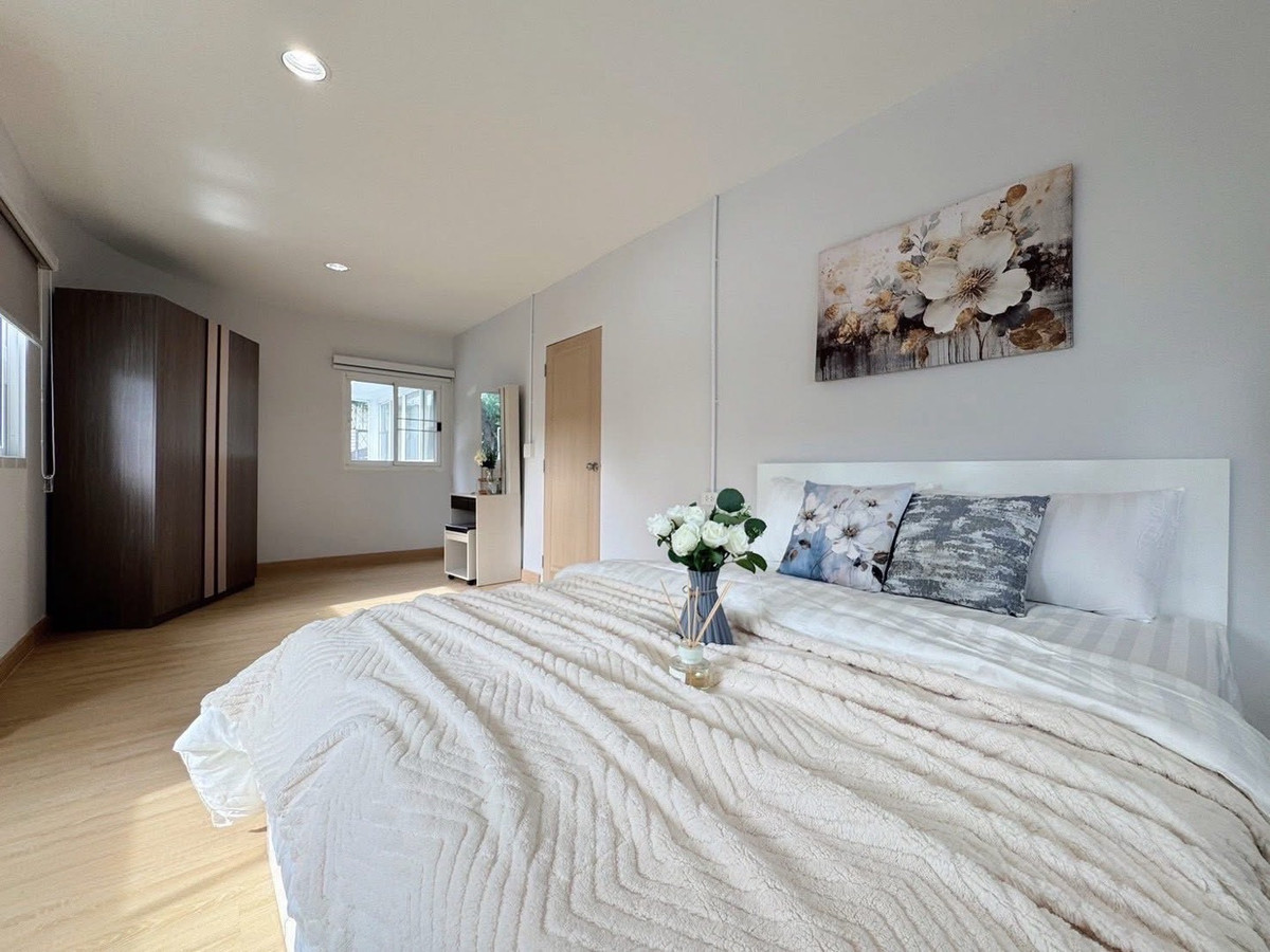 For RentHouseRatchadapisek, Huaikwang, Suttisan : Rent a detached house Near MRT Sutthisan 500 sq.m., 5 bedrooms, 4 bathrooms, private pool, Soi Chok Amnuay