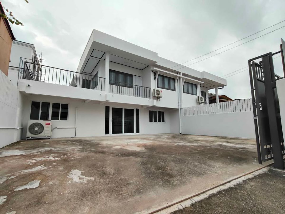 For RentHouseChokchai 4, Ladprao 71, Ladprao 48, : HR2902 2 storey house for rent, Chokchai 4 Road, Soi 56, the house has just renovated the air / all new electrical appliances.