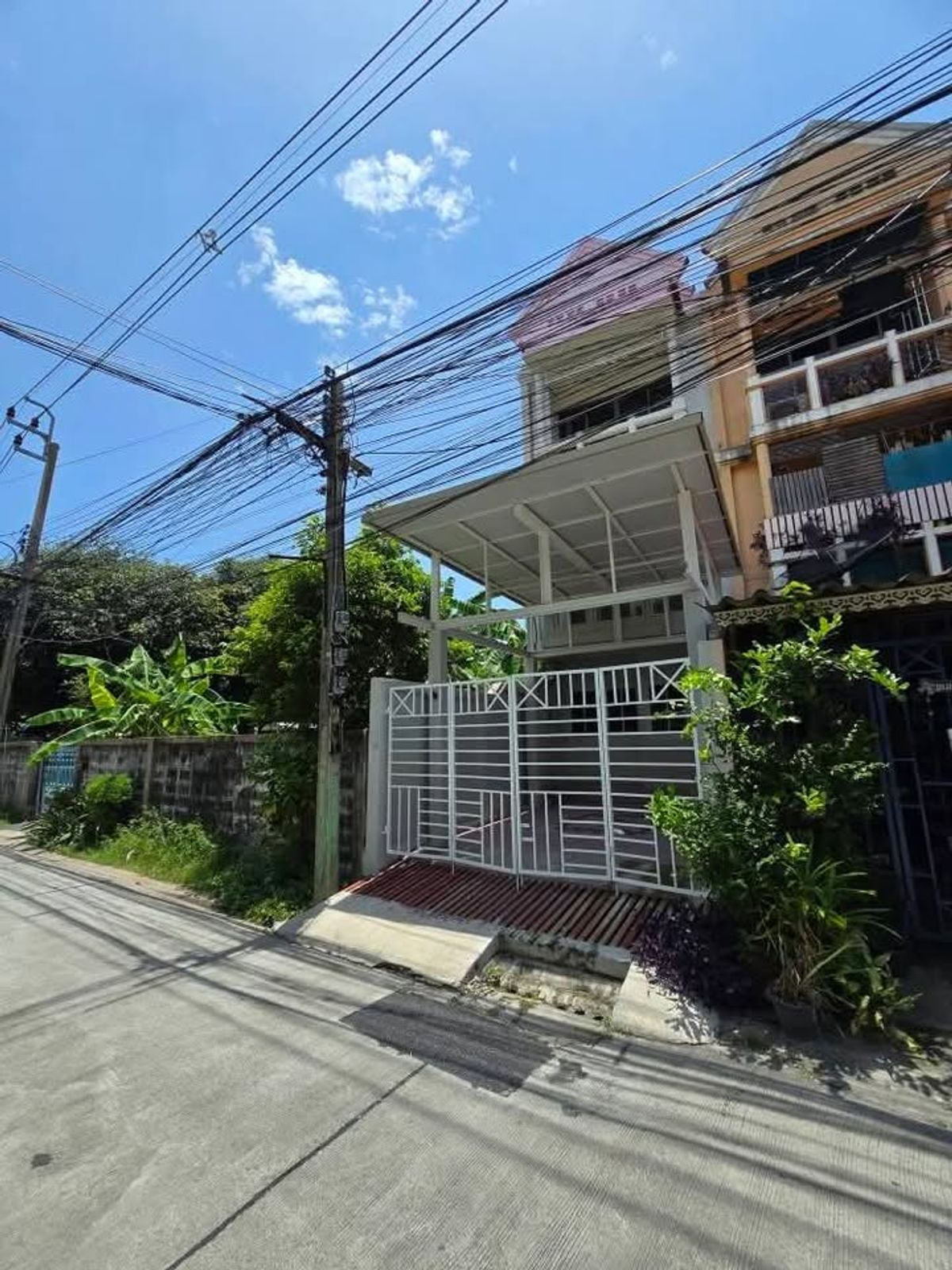 For RentTownhomeKasetsart, Ratchayothin : Townhome can register company, 5mins walk to BTS, 4 bedrooms, 4 bathrooms, Soi Phahon Yothin 59