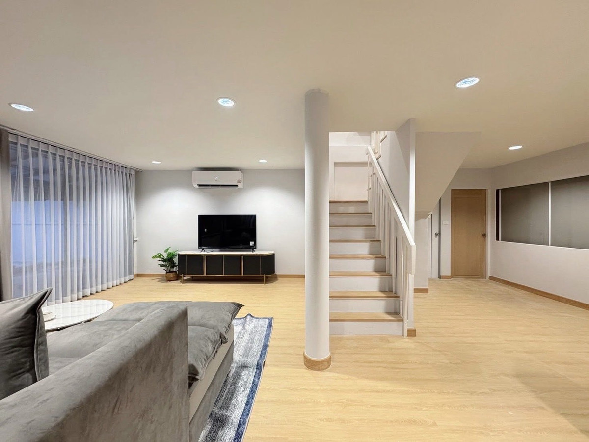 For RentHouseRatchadapisek, Huaikwang, Suttisan : Rent a detached house Near MRT Sutthisan 500 sq.m., 5 bedrooms, 4 bathrooms, private pool, Soi Chok Amnuay