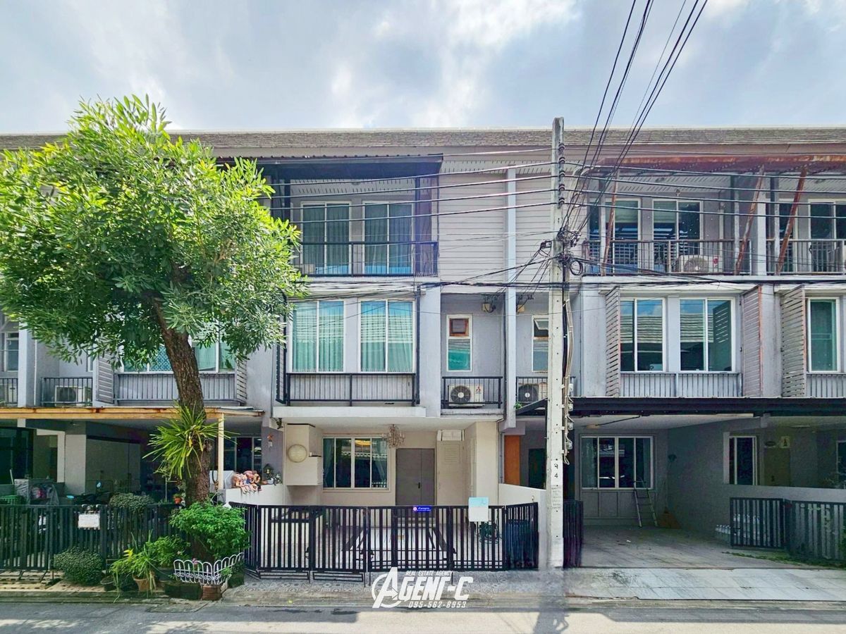 For SaleTownhomeKaset Nawamin,Ladplakao : Areeya Daily Kaset-Nawamin Townhome 3 layers, area 16.9 sq.w., 3 bedrooms, 4 bathrooms, 2 car parks, complete electrical appliances The built -in furniture is ready. Easy location, convenient to walk near Central Ram Inthra and Kasetsart University.