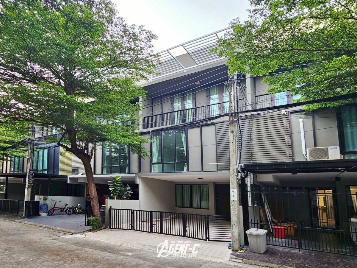 For SaleTownhomeKaset Nawamin,Ladplakao : New renovated, free !! Areeya Thub, Kaset-Nawamin, Townhome, 3-story, area 18.8 sq.w., in front of the house, no one New renovated house Decorate luxury built -in furniture Ready Good location near Central Ram Inthra and Kasetsart University