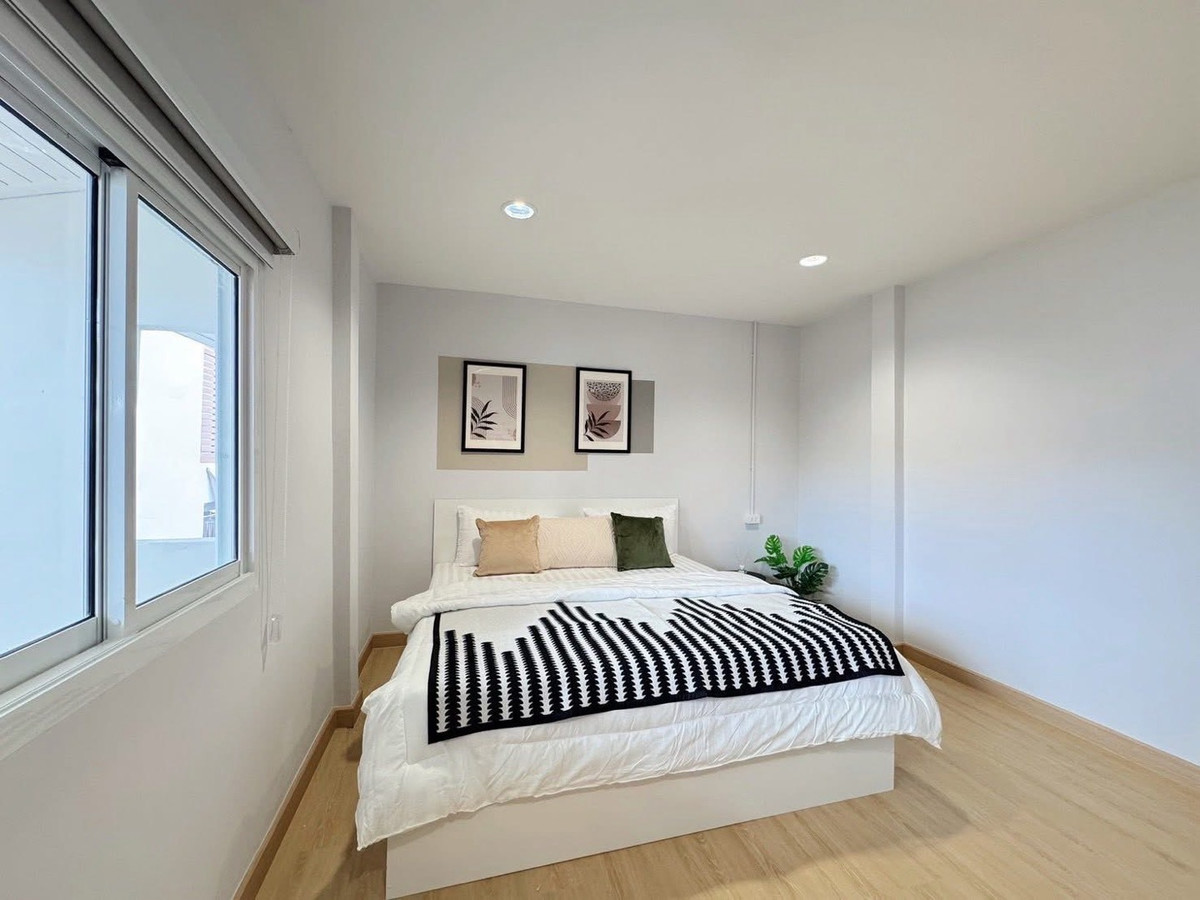 For RentHouseRatchadapisek, Huaikwang, Suttisan : Rent a detached house Near MRT Sutthisan 500 sq.m., 5 bedrooms, 4 bathrooms, private pool, Soi Chok Amnuay