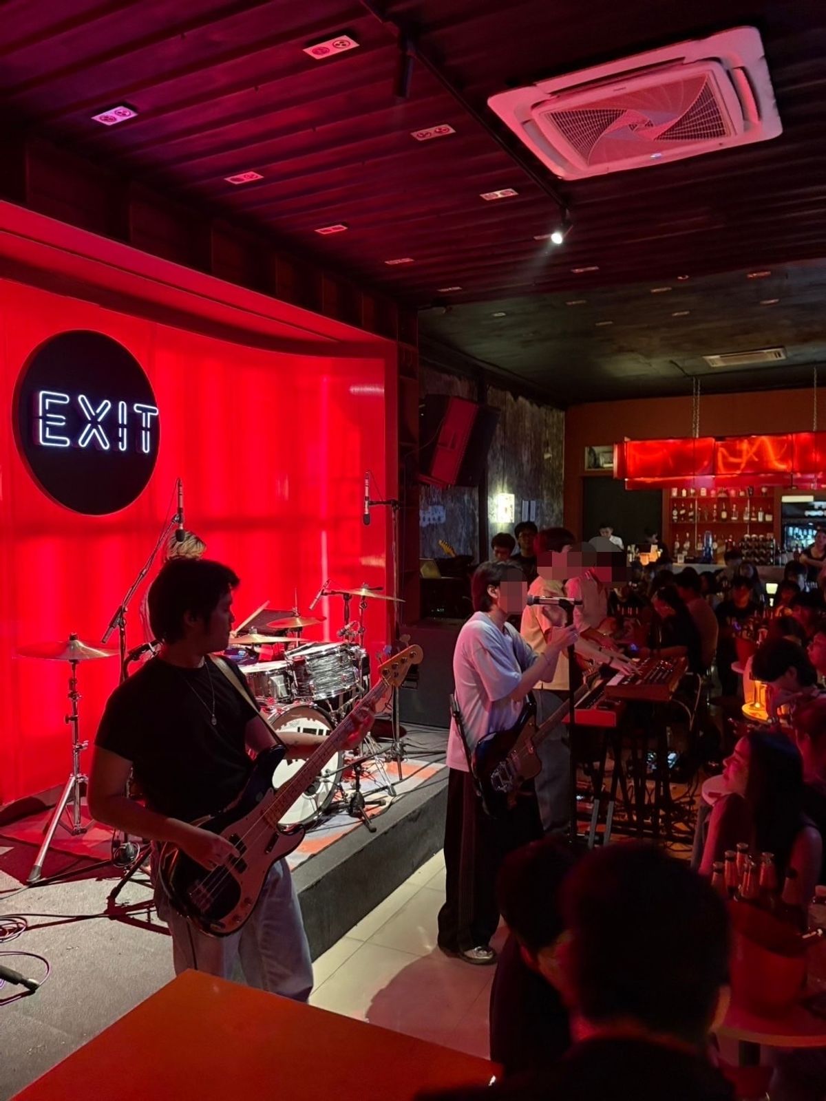 For LeaseholdRetail SpaceLadkrabang, Suwannaphum Airport : Ben, Bar, Live Music Restaurant on Srinakarin Road, opposite Seacon Square, Paradise Park, near the train station.