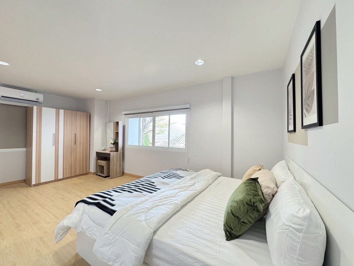 For RentHouseRatchadapisek, Huaikwang, Suttisan : Rent a detached house Near MRT Sutthisan 500 sq.m., 5 bedrooms, 4 bathrooms, private pool, Soi Chok Amnuay