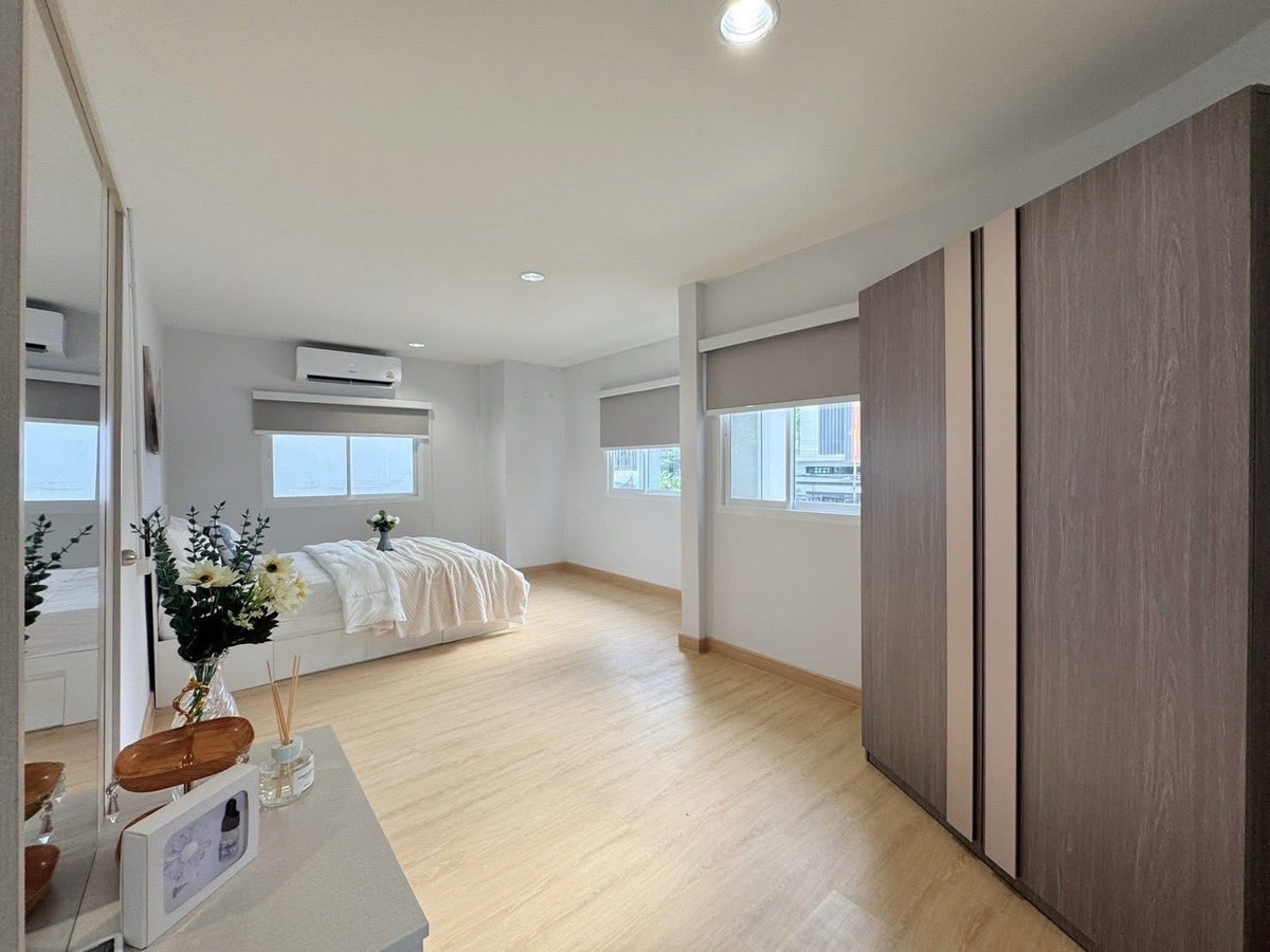 For RentHouseRatchadapisek, Huaikwang, Suttisan : Rent a detached house Near MRT Sutthisan 500 sq.m., 5 bedrooms, 4 bathrooms, private pool, Soi Chok Amnuay