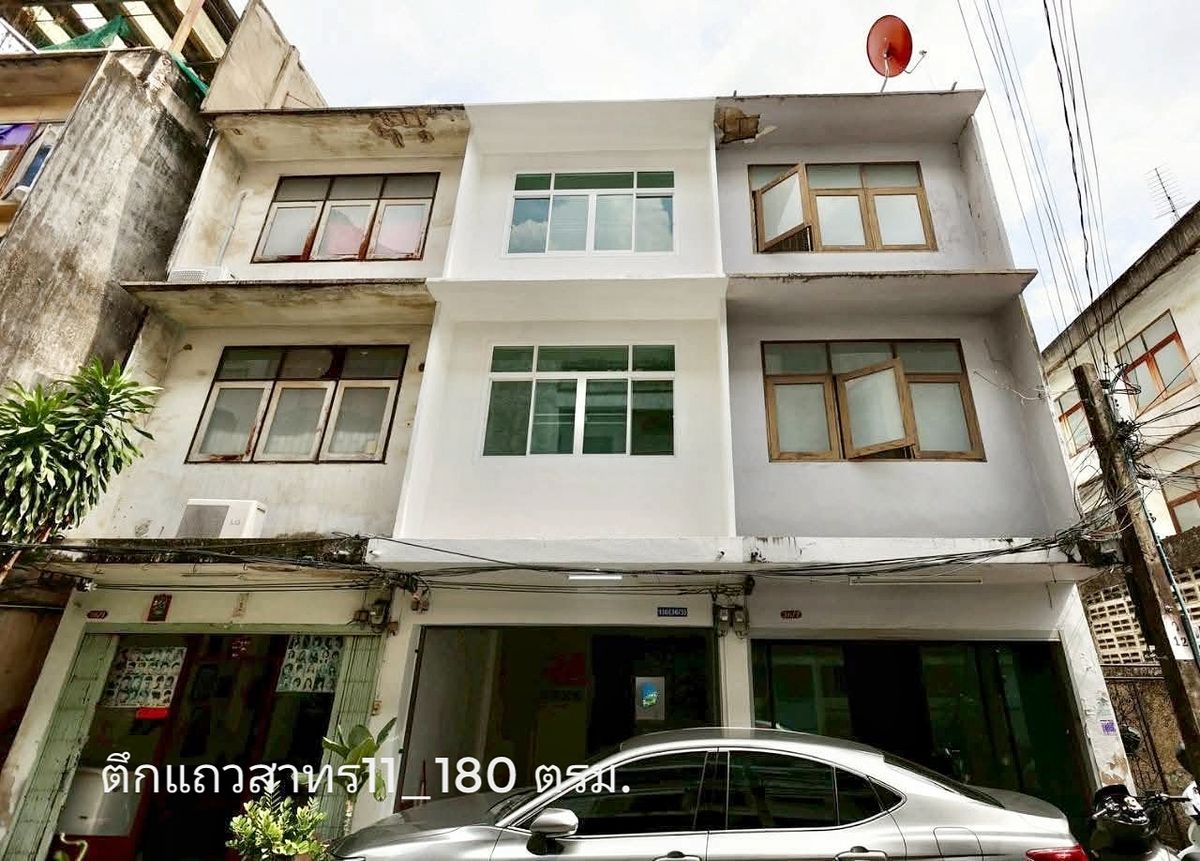 ให้เช่าทาวน์โฮมสาทร นราธิวาส : ให้เช่าตึกแถว 4 ชั้นพร้อมดาดฟ้า รีโนเวทใหม่ทั้งหลัง อยู่ในซอยสาทร 11 ใกล้ BTS เซนต์หลุยส์ (St. Louis) โรงเรียนอัสสัมชัญแผนกประถม