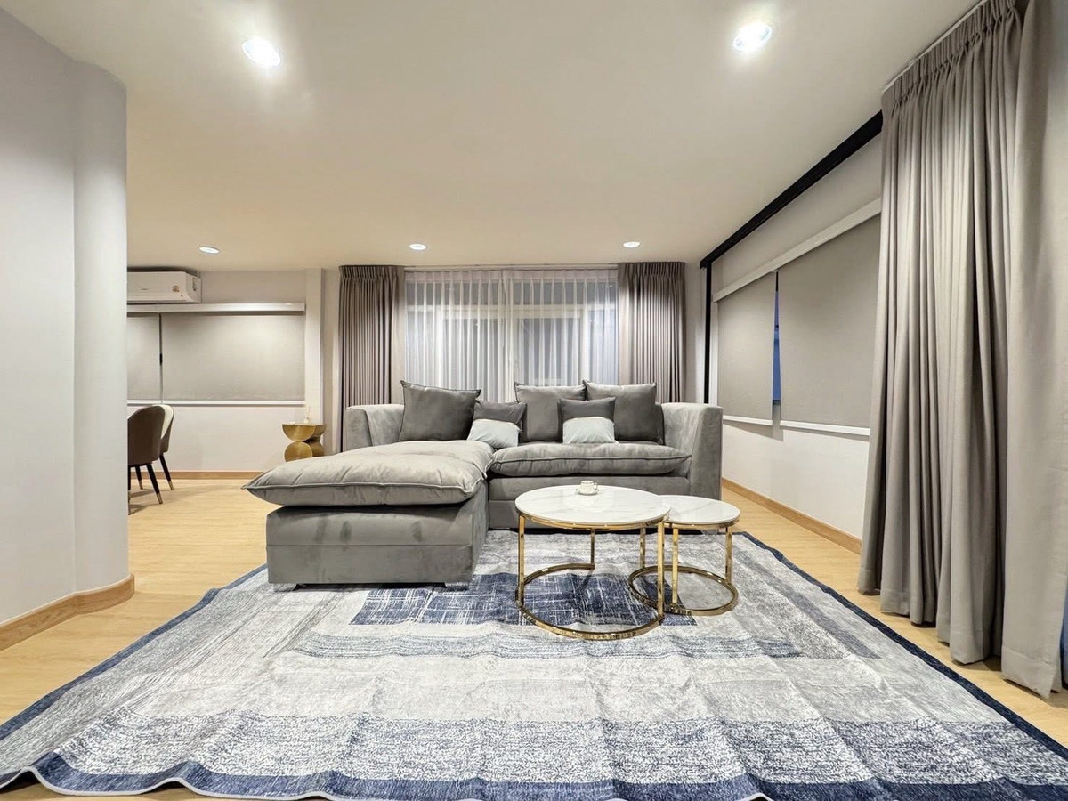 For RentHouseRatchadapisek, Huaikwang, Suttisan : Rent a detached house Near MRT Sutthisan 500 sq.m., 5 bedrooms, 4 bathrooms, private pool, Soi Chok Amnuay