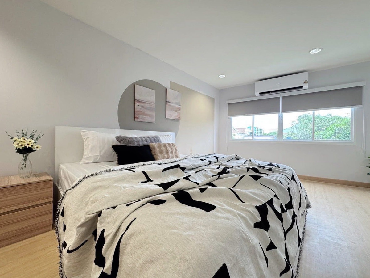 For RentHouseRatchadapisek, Huaikwang, Suttisan : Rent a detached house Near MRT Sutthisan 500 sq.m., 5 bedrooms, 4 bathrooms, private pool, Soi Chok Amnuay