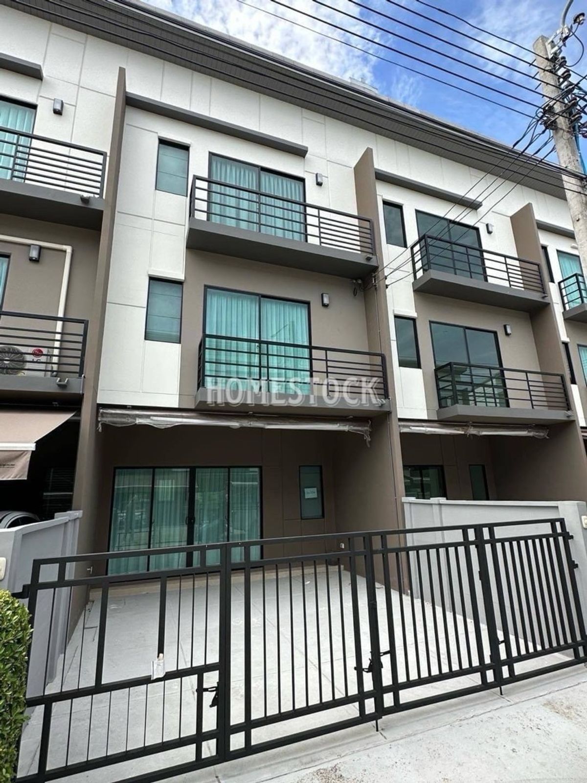 ให้เช่าทาวน์โฮมนวมินทร์ รามอินทรา : 20,000.- ทาวน์โฮม 3 ชั้น บ้านกลางเมือง รามอินทรา ใกล้ แฟชั่นไอส์แลนด์ ทำออฟฟิศได้ หน้าปากซอยมีร้านอาหาร เซเว่น CJ
