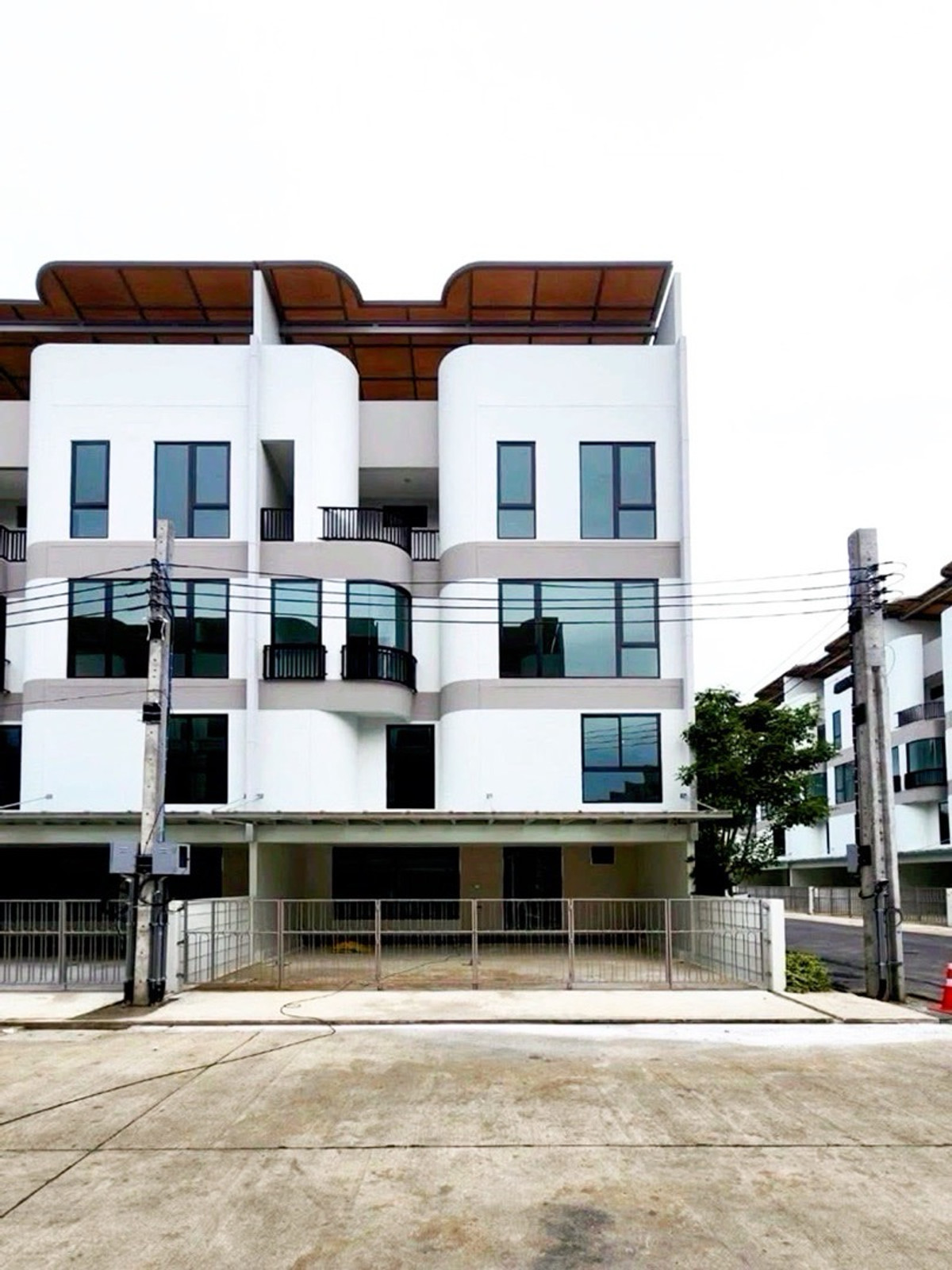 For SaleTownhomeRama3 (Riverside),Satupadit : 🔥 Booking only 𝟭𝟱.𝟵 million 🔥 Luxurious townhome opposite 𝗞𝗶𝗻𝗴’𝘀 𝗖𝗼𝗹𝗹𝗲𝗴𝗲 𝗠𝗮𝘃𝗶𝗰𝗵 𝗦𝗮𝘁𝗵𝘂𝗽𝗿𝗮𝗱𝗶𝘁 𝗥𝗮𝗺𝗮𝟯 𝗥𝗮𝗺𝗮𝟯 (Mawit Sathu Pradit-Rama), large area to 𝟮𝟳𝟬 𝟯 𝟯 The bedroom has 𝗣𝗲𝗻𝘁𝗵𝗼𝘂𝘀𝗲 𝗕𝗲𝗱𝗿𝗼𝗼𝗺 𝗕𝗲𝗱𝗿𝗼𝗼𝗺 𝗕𝗲𝗱𝗿𝗼𝗼𝗺