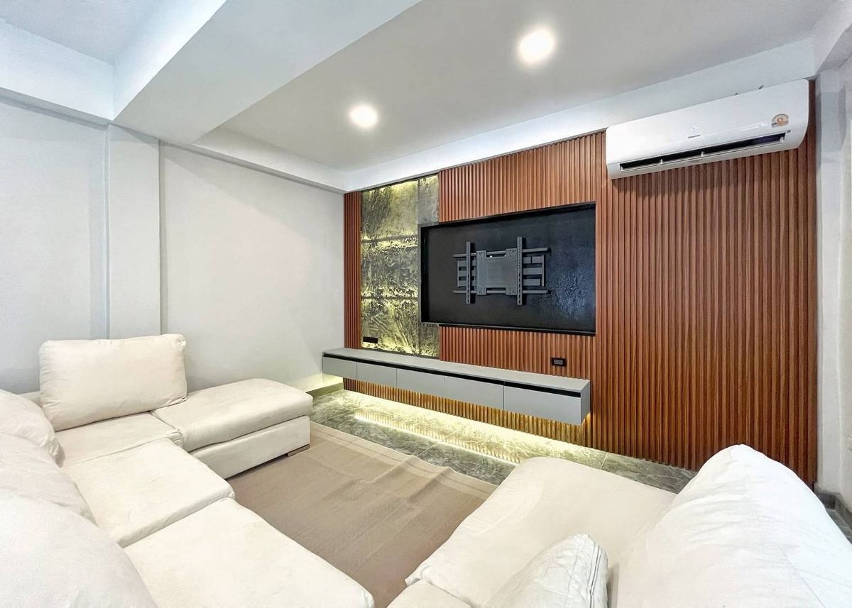 ให้เช่าทาวน์โฮมคลองเตย กล้วยน้ำไท : ทาวน์เฮ้าส์ให้เช่า ✨ White Mansion ✨ บ้าน 5 ชั้น 5 ห้องนอน 7 ห้องน้ำ ทองหล่อซอย 25