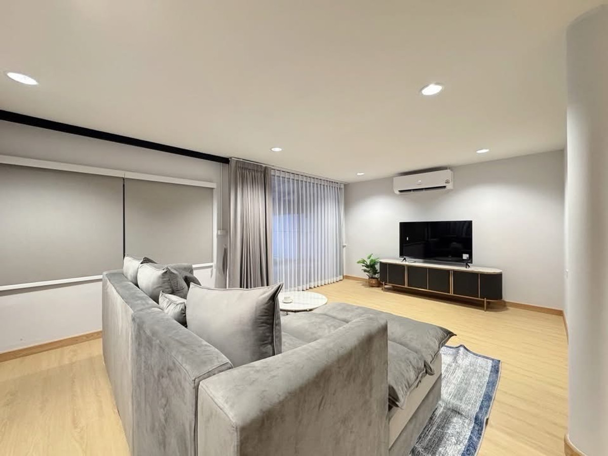For RentHouseRatchadapisek, Huaikwang, Suttisan : Rent a detached house Near MRT Sutthisan 500 sq.m., 5 bedrooms, 4 bathrooms, private pool, Soi Chok Amnuay